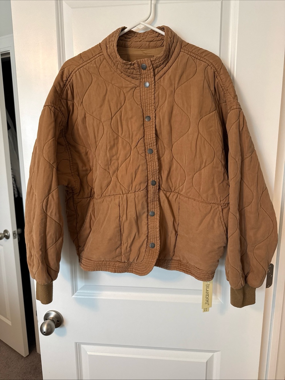 NWT BlankNYC Tan Quilted Jacket Snap-Up Puffy Sleeve Soft and lightweight Large